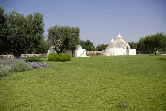 Trulli pugliesi in un verde prato
