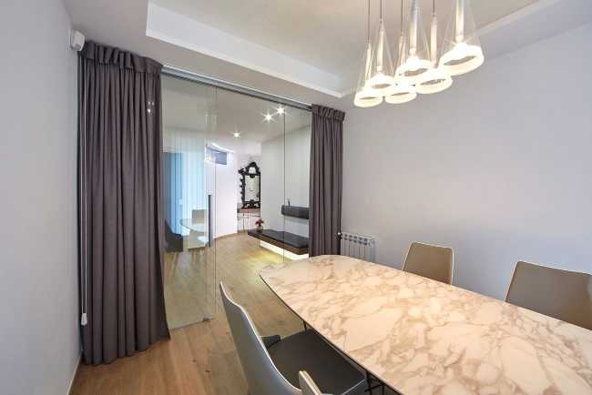 Interno ufficio con tavolo di marmo