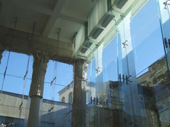 Tempio restaurato integrato con il vetro