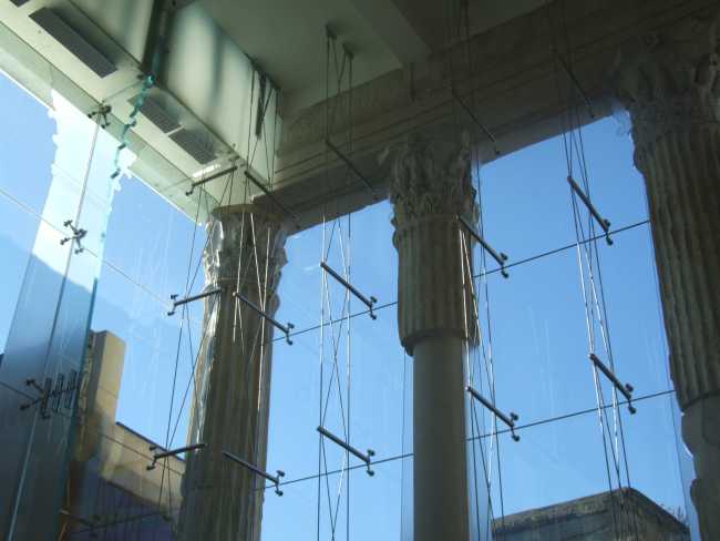 Pareti in vetro tra le colonne