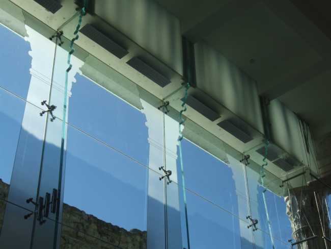 Colonne storiche ricostruite in vetro