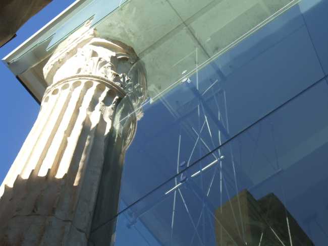 Pareti di vetro tra le colonne