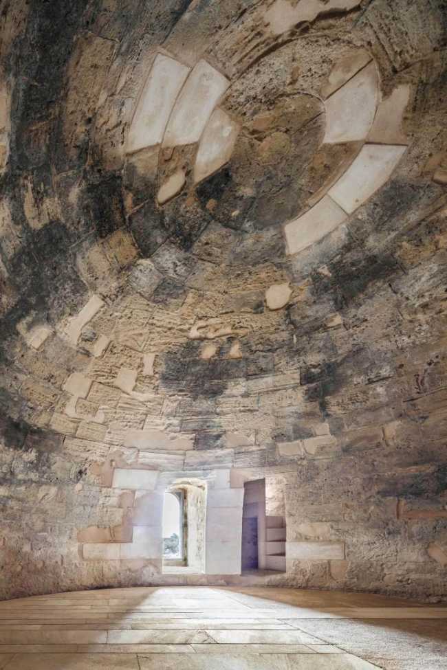 Castillo con cúpula de piedra