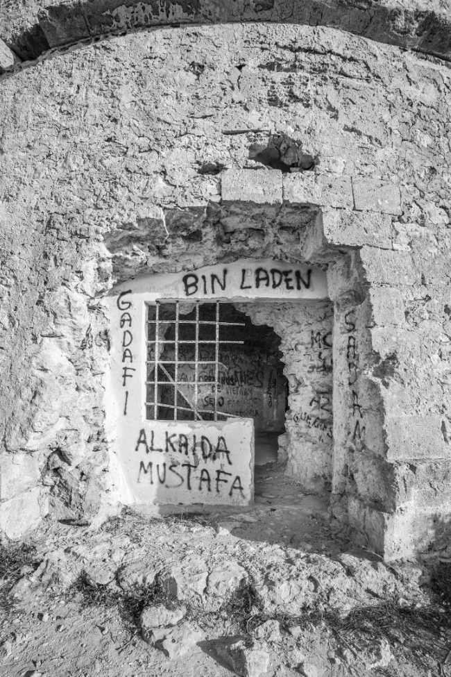 Castillo con escaleras de metal