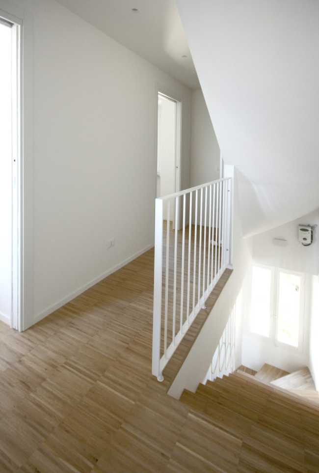 Scala interna e balaustra bianca