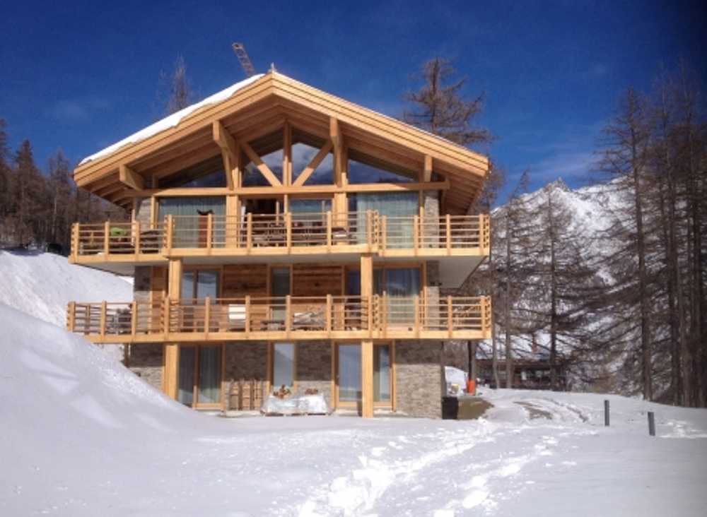 Resort in legno rivestito in pietra
