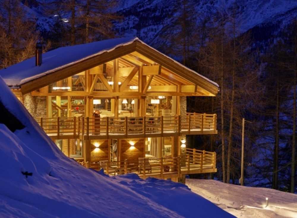Resort in legno e pietra illuminato