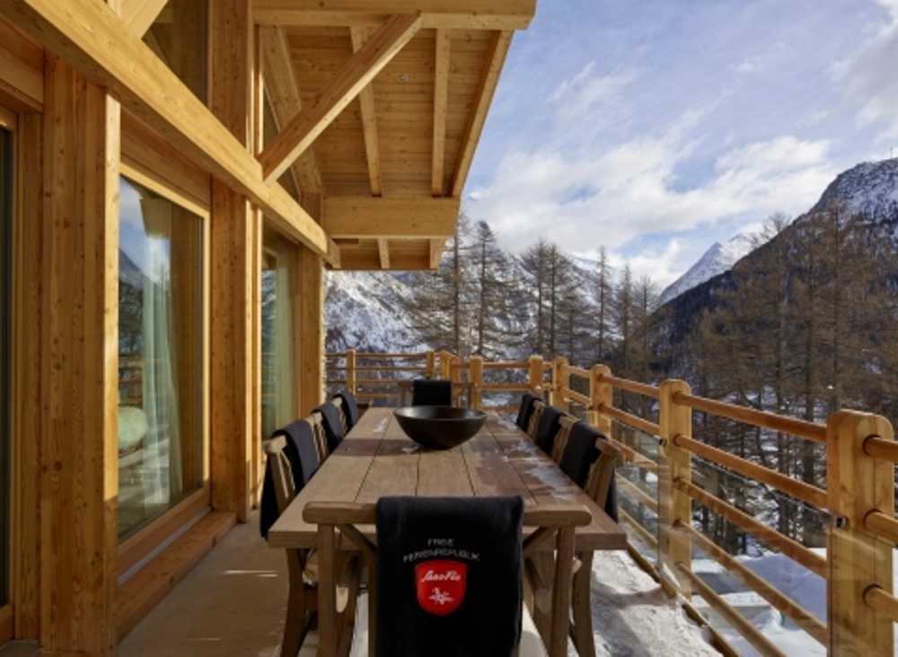 Terrazza in legno con grandi vetrate