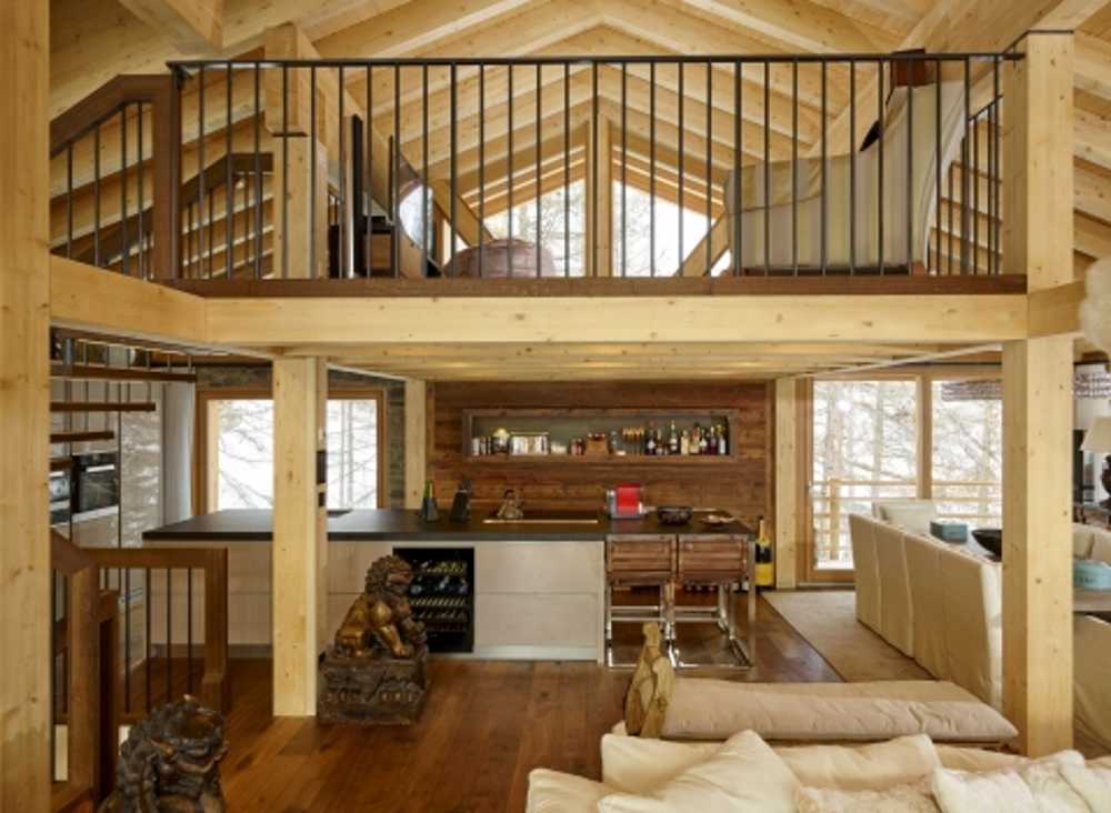 Soppalco in legno in un resort tra le alpi