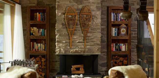 Sara relax di un resort di lusso rivestita in pietra