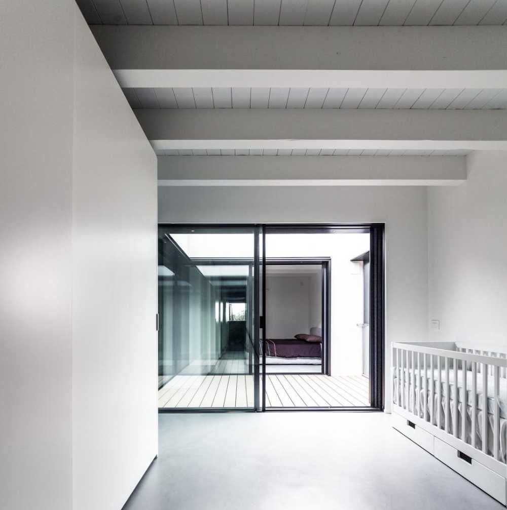 Salón con vitral y balcón