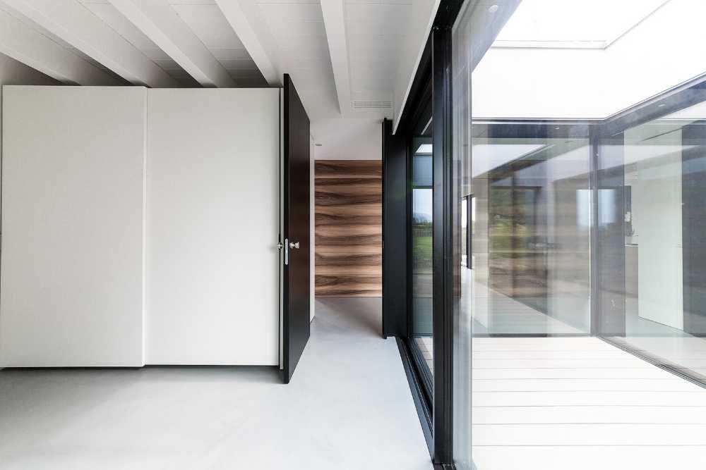 Salón con vitral y balcón