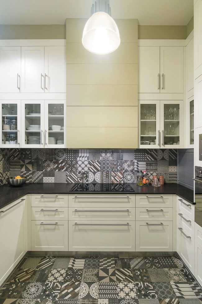 Cocina blanca con azulejos diseñados