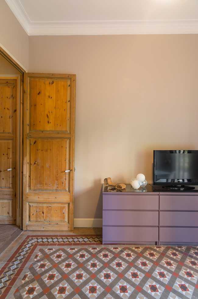 piso histórico y puerta de madera