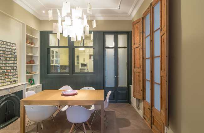 Salón con elementos de madera