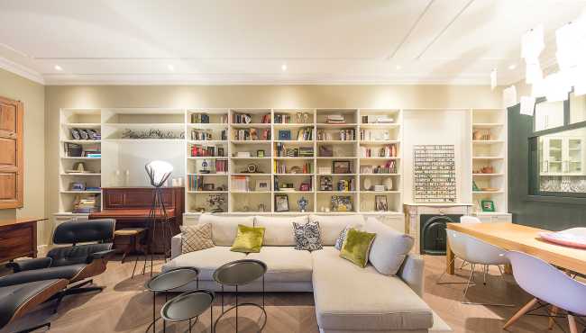 sala de estar con pared de librería