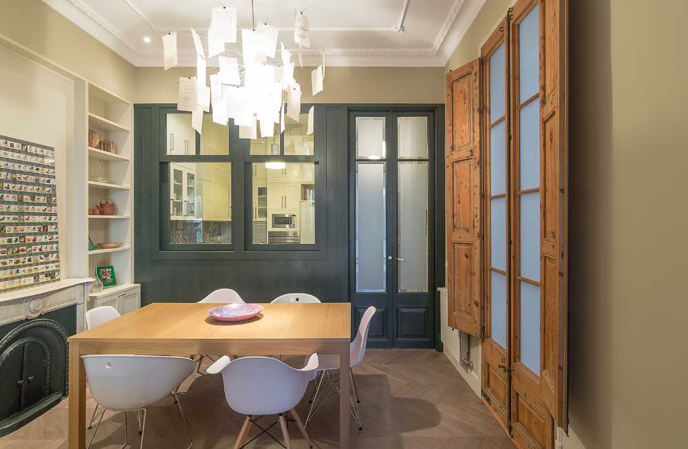 salón con sillones de piano y librería