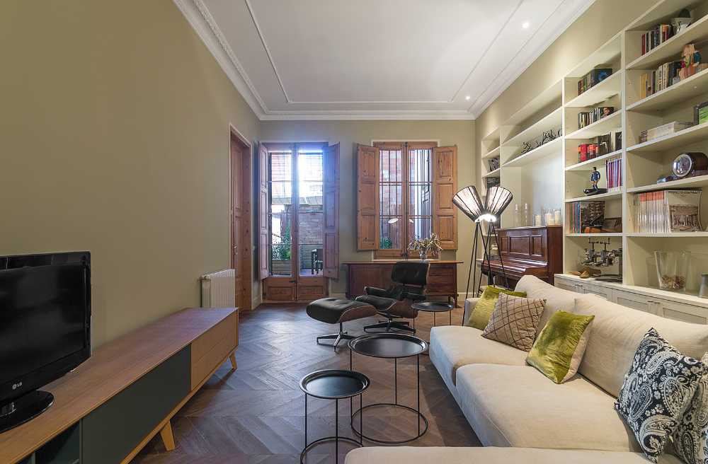 salón con sillones de piano y librería