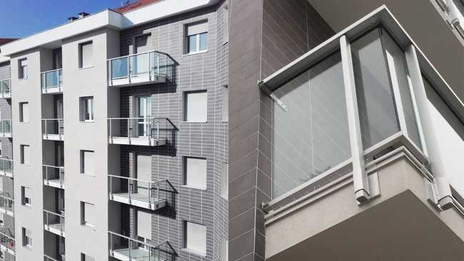 Condominio riqualificato con parapetti trasparenti