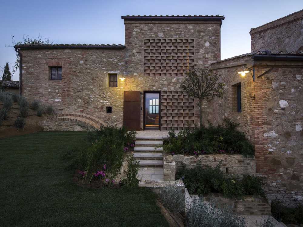 Casolare in pietra e metallo