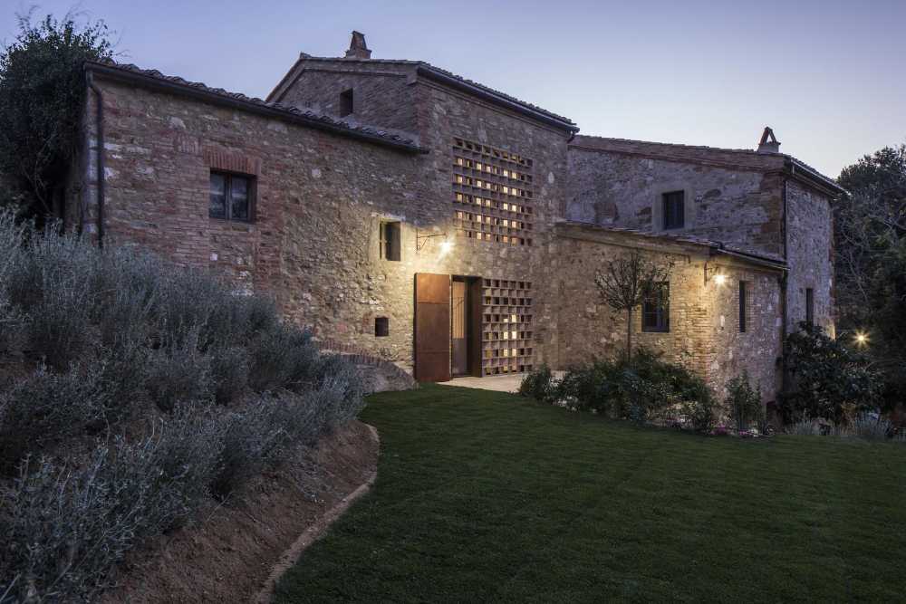 Casolare in pietra e metallo