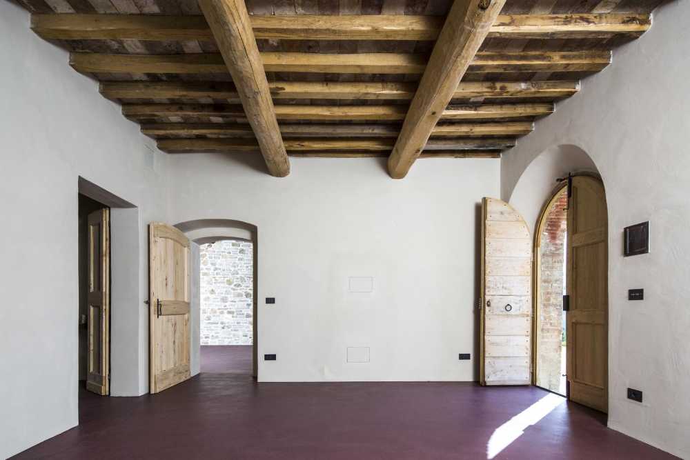 Casolare in pietra e metallo