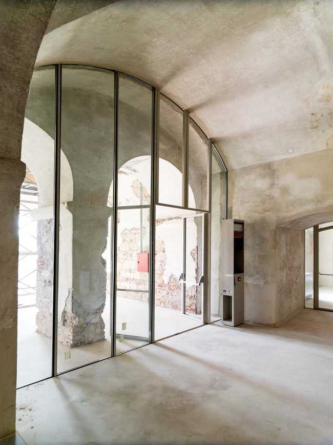 Caserma con archi e vetrata