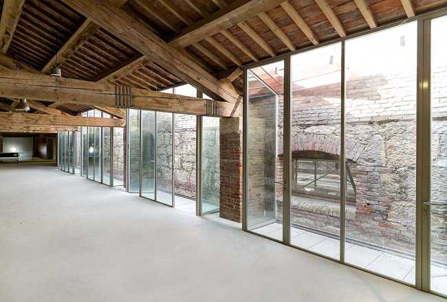 Caserma con tetto con travi in legno e vetrata