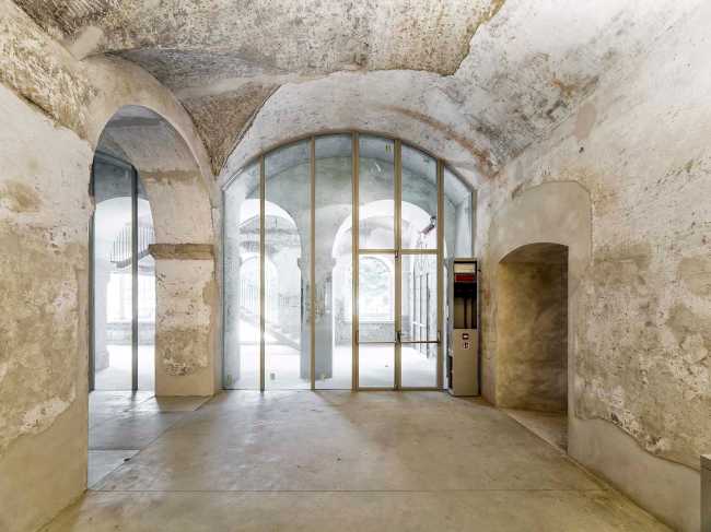 Interno di una caserma in pietra con archi