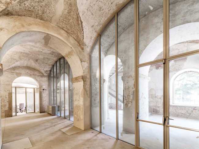 Interno di una caserma in pietra e vetrate