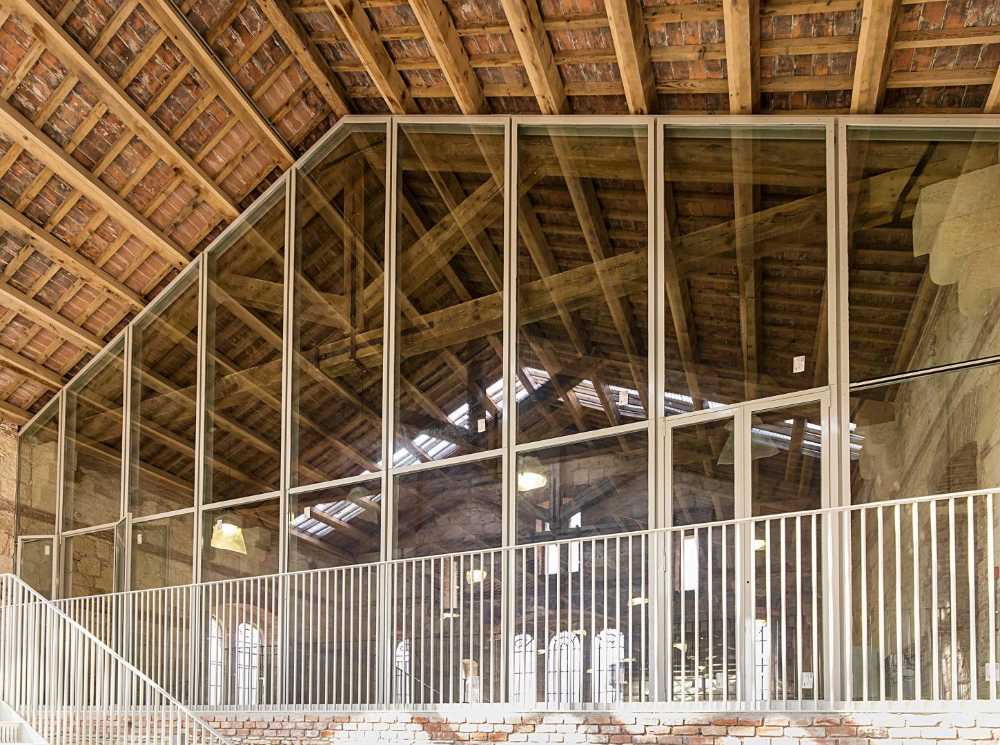 Interno di una caserma in pietra e vetrate