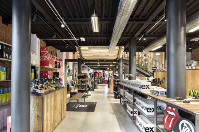 Negozio in legno e metallo