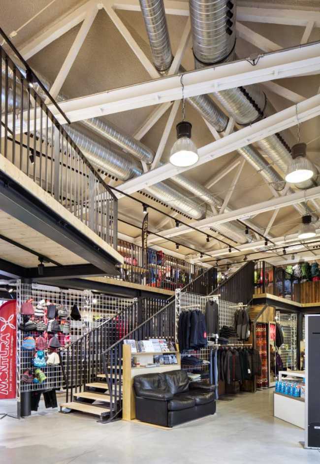 Interior negozio a doppia altezza