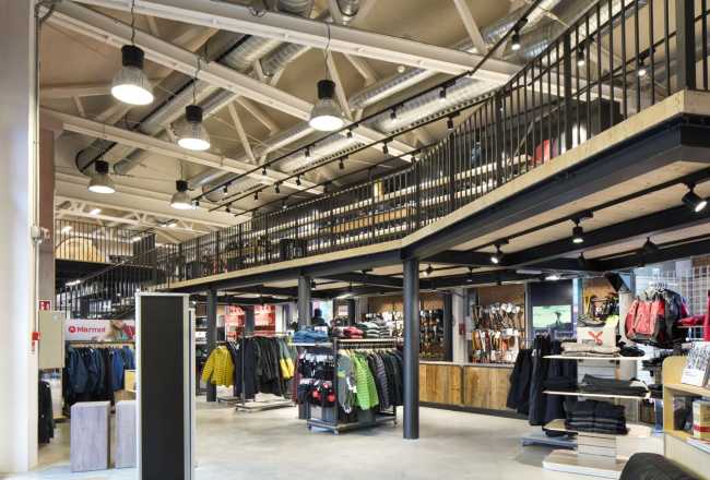 Interior negozio a doppia altezza