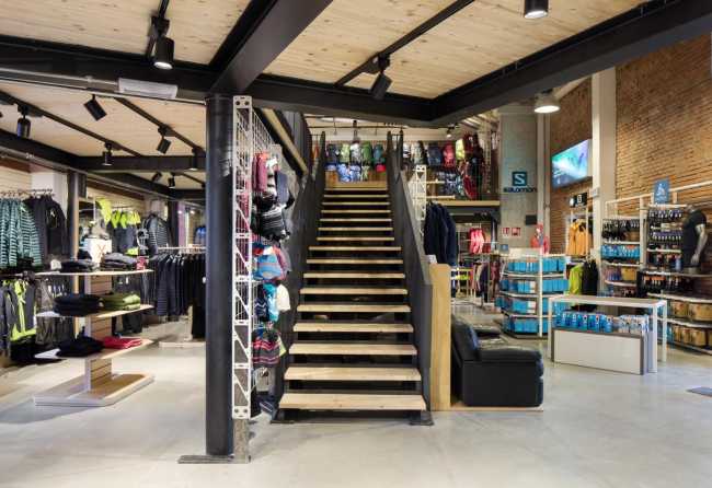 Interior negozio a doppia altezza