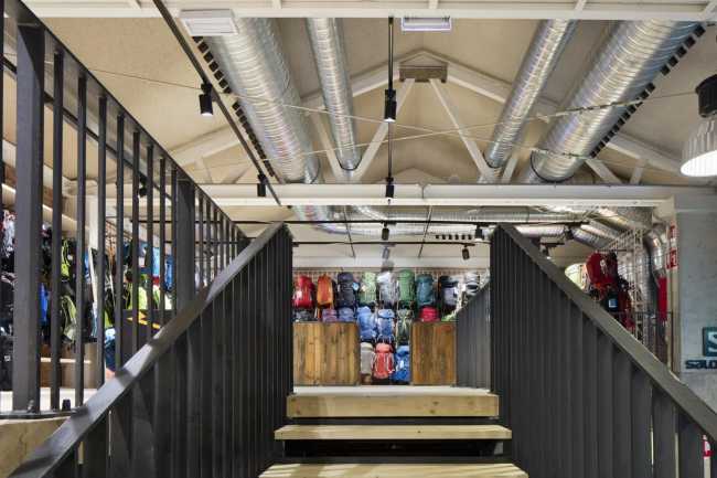 Interior negozio a doppia altezza