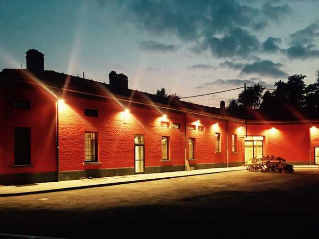 Ex capannone facciata rossa