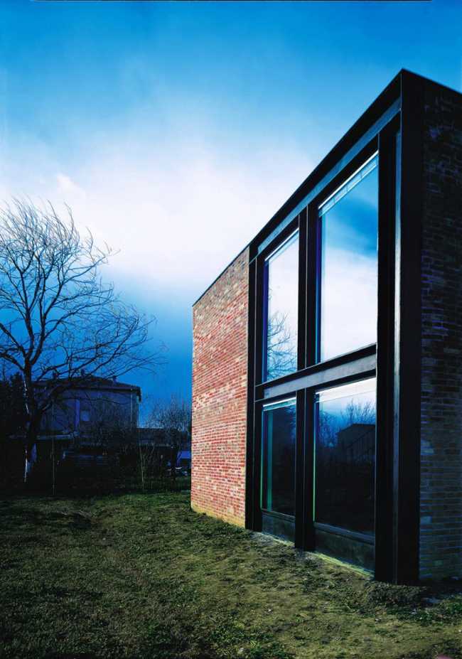 Padiglione facciata in mattoni e vetro