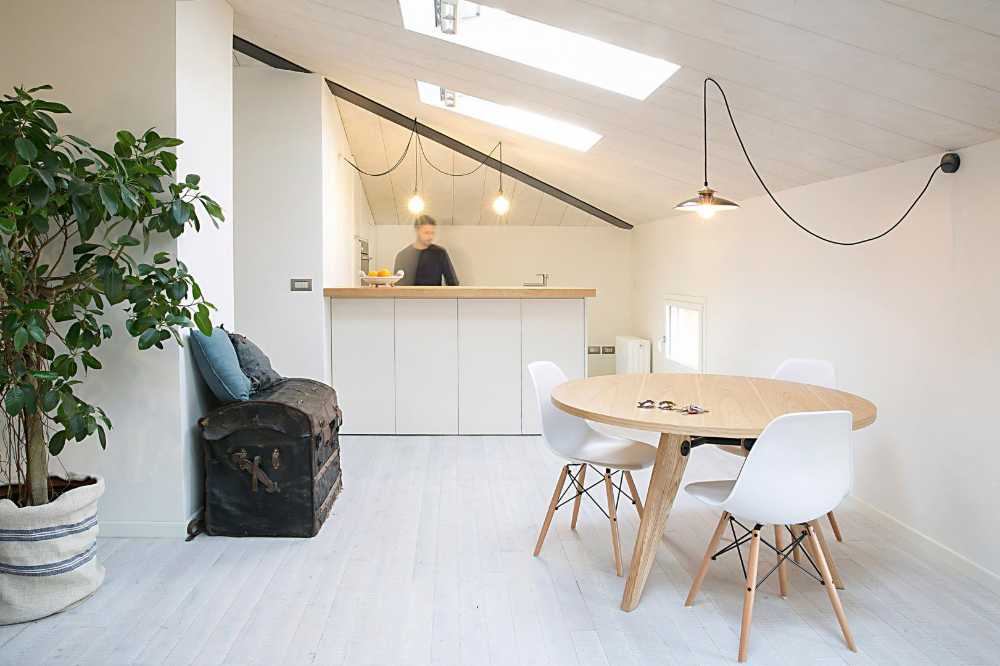 Mansarda con tavolo di design