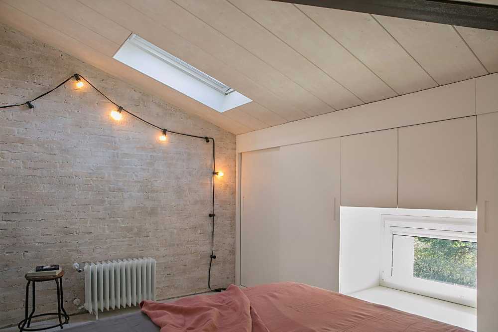 Mansarda con tavolo di design
