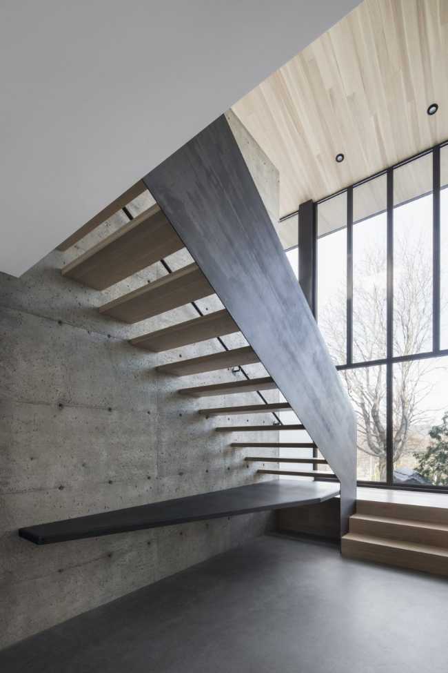 Cuerpo escalera de metal madera y cemento