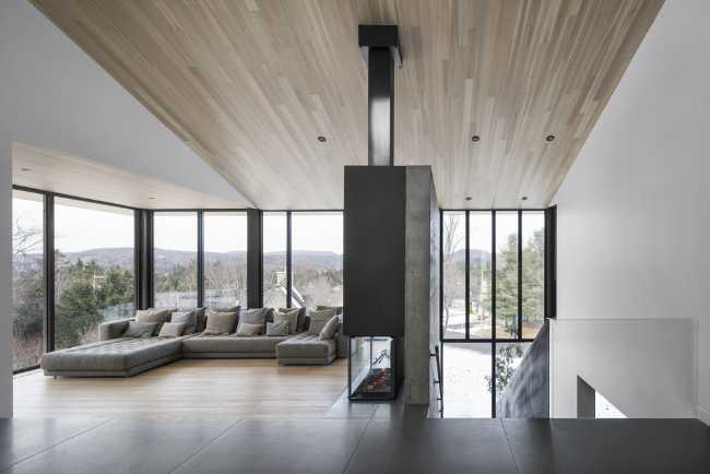 Estancia villa rodeada de vidrieras