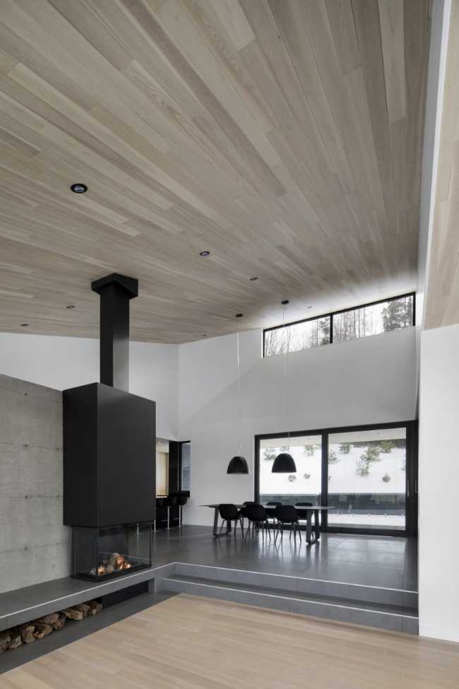 Interior de una villa de hormigón y madera