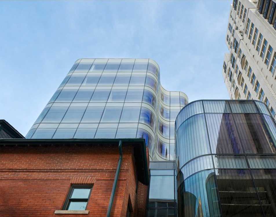 esistente in mattoni e nuovo in vetro