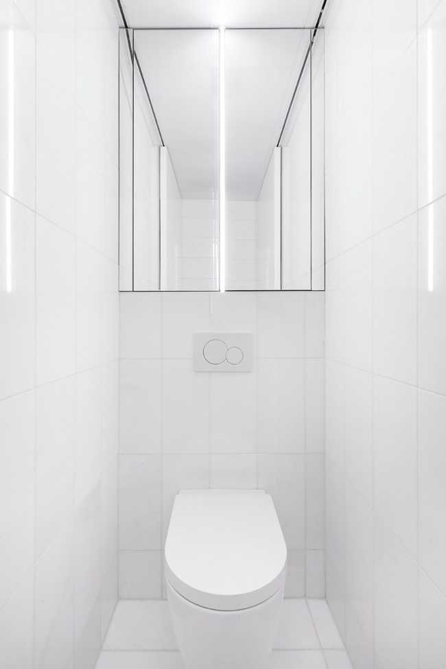 bagno minimal bianco con specchio