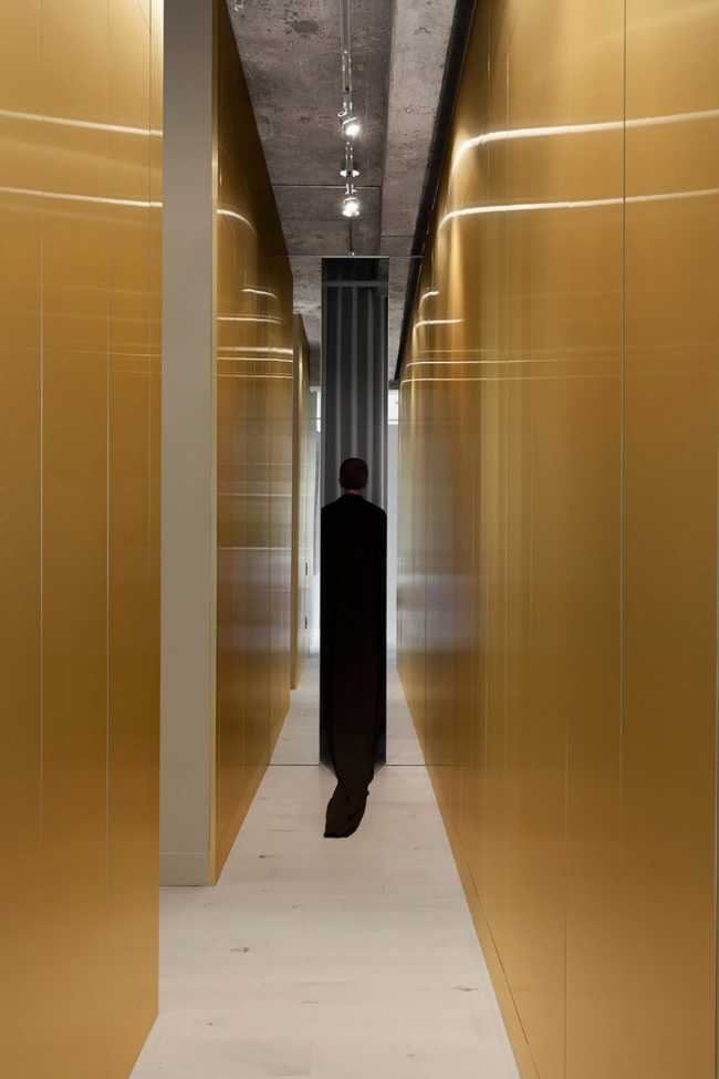 corridoio con pareti in ottone