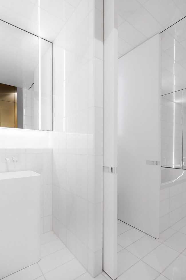 bagno con piastrelle bianche