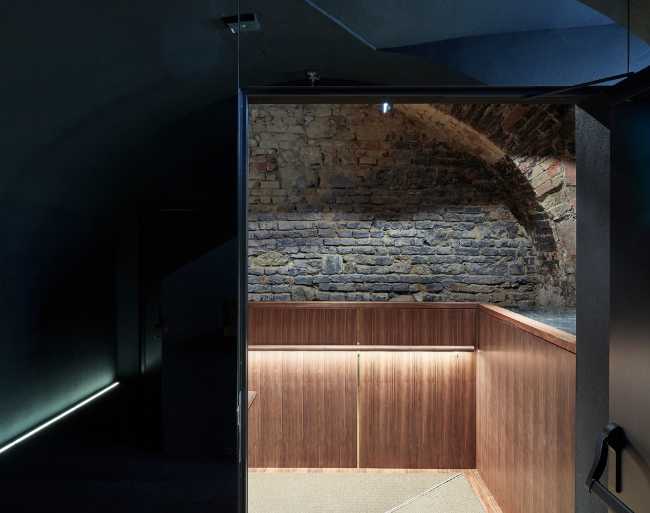 Interno bar balaustra illuminata
