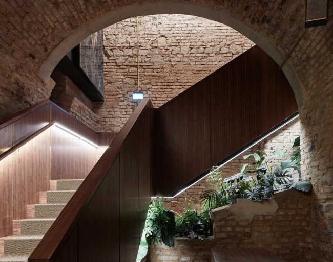 Scala contemporanea inserita in un'antica cantina