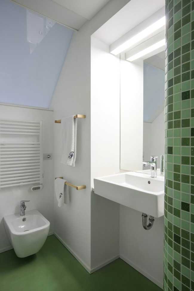 Sala da bagno con parete e pavimento verde